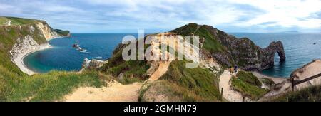 Man of War Bay, Man o'War Cove e Durdle Door - un arco naturale in pietra calcarea sulla Jurassic Coast vicino a Lulworth nel Dorset nel Regno Unito. UNESCO Foto Stock