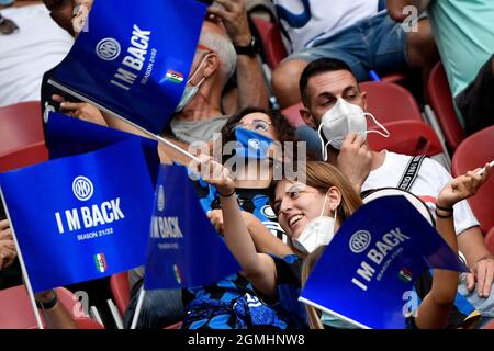 Una ragazza, tifosa del FC Internazionale, si acclama di aver sventolato una bandiera, durante la Serie Una partita di calcio tra il FC Internazionale e il Bologna FC allo stadio San Siro di Milano (Italia), 18 settembre 2021. Foto Andrea Staccioli / Insidefoto Foto Stock