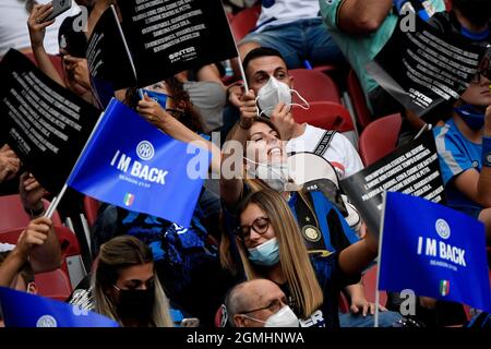 Una ragazza, tifosa del FC Internazionale, si acclama di aver sventolato una bandiera, durante la Serie Una partita di calcio tra il FC Internazionale e il Bologna FC allo stadio San Siro di Milano (Italia), 18 settembre 2021. Foto Andrea Staccioli / Insidefoto Foto Stock