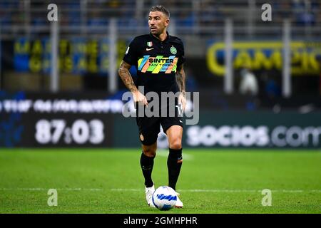 Milano, Italia. 18 settembre 2021. Aleksandar Kolarov del FC Internazionale in azione durante la Serie Una partita di calcio tra il FC Internazionale e il Bologna FC. Credit: Nicolò campo/Alamy Live News Foto Stock