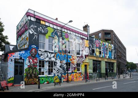 Graffiti copre il recentemente riaperto Lord Napier e Star pub edificio a Hackney Wick, Londra, 2021 Foto Stock