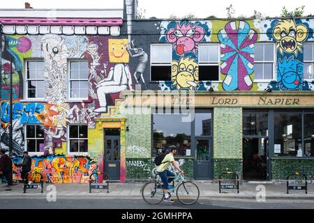 Graffiti copre il recentemente riaperto Lord Napier e Star pub edificio a Hackney Wick, Londra, 2021 Foto Stock