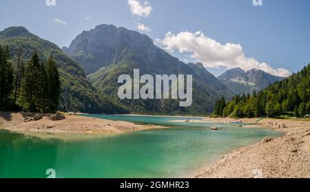 Una vista sul bellissimo Lago del Predil nel Nord Italia Foto Stock