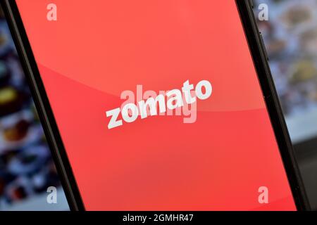 New Delhi, India, 16 Gennaio 2020:- chiusura del logo Zomato su smartphone Foto Stock