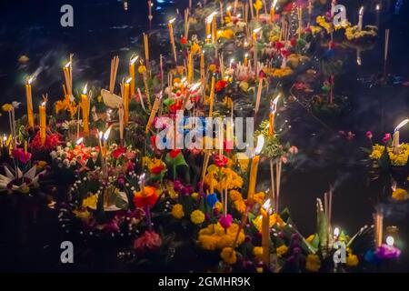 Piccole barche con candele e fiori sono dati per Thailands tradizionale Loy Krathong Festival Foto Stock