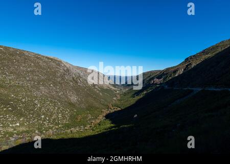 Veduta della Valle del Ghiacciaio di Zezere (Vele glacial do Zezere) al Parco Naturale Serra da Estrela in Portogallo. Foto Stock