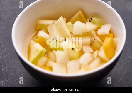 Ciotola di Macedonia di frutta vista dall'alto Foto Stock