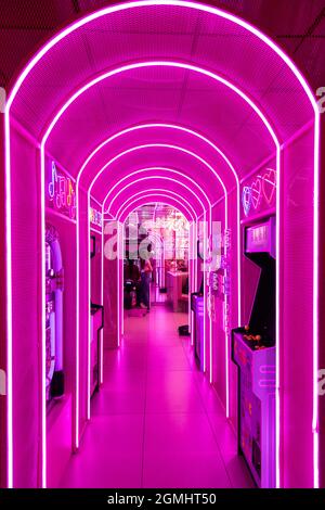 Tunnel rosa con giochi arcade retrò al caffè EL&N Soho, Londra, Regno Unito Foto Stock