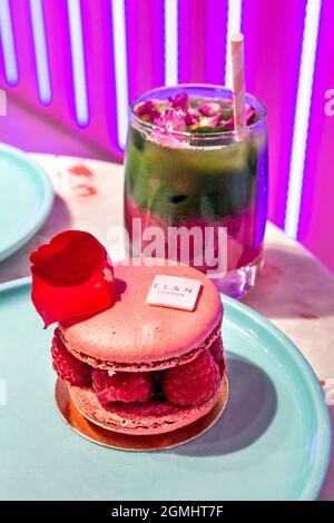 Matcha Rose Iced latte e Rose Macaron all'EL&N Soho Cafe, Londra, Regno Unito Foto Stock