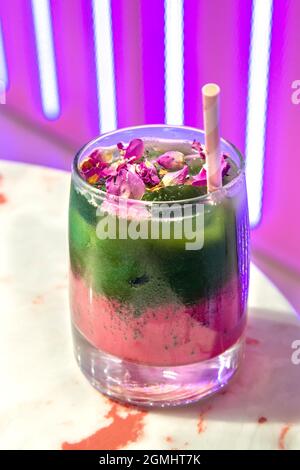 Matcha Rose Iced latte all'EL&N Soho Cafe, Londra, Regno Unito Foto Stock