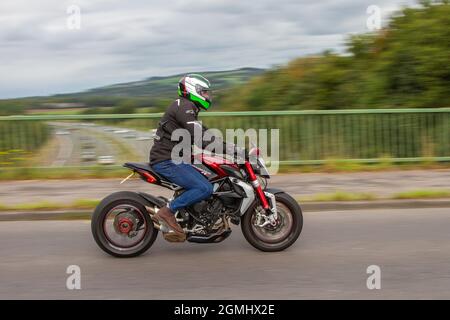 MV Agusta Brutale 800 Dragster RR attraversando il ponte autostradale di Manchester, Regno Unito Foto Stock