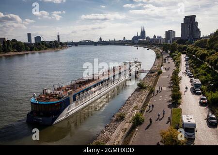 Nave da crociera Amaprima sul fiume Reno, vista della cattedrale, Colonia, Germania. Kreuzfahrtschiff Amaprima auf dem Rhein, Blick zum Dom, Koeln, Deut Foto Stock