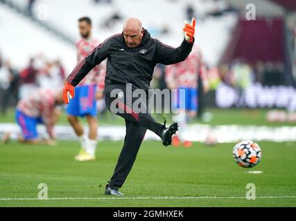 Richard Hartis, allenatore del portiere del Manchester United, si scalda prima del calcio d'inizio durante la partita della Premier League al London Stadium di Londra. Data foto: Domenica 19 settembre 2021. Foto Stock