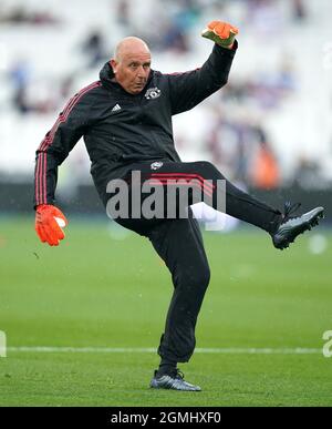 Richard Hartis, allenatore del portiere del Manchester United, si scalda prima del calcio d'inizio durante la partita della Premier League al London Stadium di Londra. Data foto: Domenica 19 settembre 2021. Foto Stock