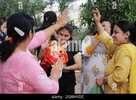 (210919) -- AMRITSAR, 19 settembre 2021 (Xinhua) -- la gente celebra durante un rituale del festival di Ganpati, nel distretto di Amritsar dello stato settentrionale dell'India Punjab, 19 settembre 2021. (Str/Xinhua) Foto Stock