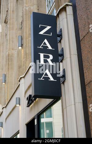 Scopri il logo di una catena di negozi Zara nella via dello shopping Schadowstraße nel centro di Düsseldorf, Germania. Foto Stock