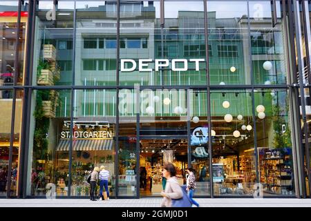 Negozio 'Depot' a Schadowstraße a Düsseldorf. Schadowstraße è una delle strade commerciali più trafficate e frequentate della Germania. Foto Stock