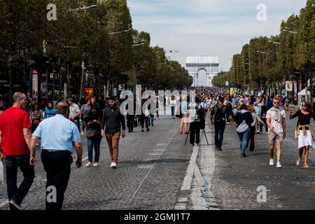 Parigi, Francia. 19 settembre 2021. La gente visita l'installazione d'arte che presenta l'Arco di Trionfo avvolto in un foglio gigante di tessuto come parte di un progetto del tardo bulgaro artista americano Christo Javacheff, Domenica 19 settembre 2021, a Parigi, Francia, su Avenue des Champs-Elysees che è riservato esclusivamente ai pedoni. Nell'ambito del progetto di 14 milioni di euro, l'Arco di Trionfo è stato avvolto in 25,000 metri quadrati di polipropilene riciclabile argenteo utilizzando 3,000 metri di corda rossa. Credit: Abaca Press/Alamy Live News Foto Stock