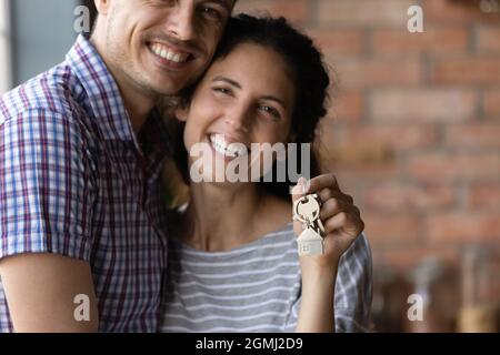 Sorridendo bella coppia ispanica di famiglia che tiene le chiavi. Foto Stock
