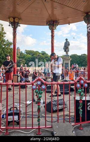 Bandstand Satlaire, un tradizionale Bandstand inglese a Robert's Park, Saltaire, Bradford, Yorkshire. Una band suona ad una grande folla durante un evento Foto Stock