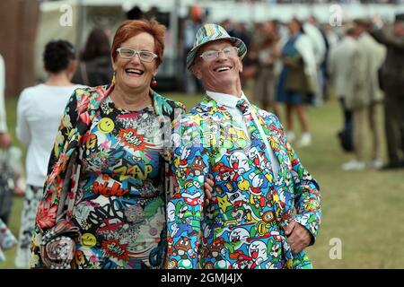 Goodwood, West Sussex, Regno Unito. 19 Settembre 2021. Gli spettatori entrano completamente nello spirito dell'evento al Goodwood Revival di Goodwood, West Sussex, Regno Unito. Credit: Malcolm Greig/Alamy Live News Foto Stock