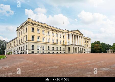 Oslo, Norvegia. Settembre 2021. La vista panoramica del Palazzo reale nel centro della città Foto Stock