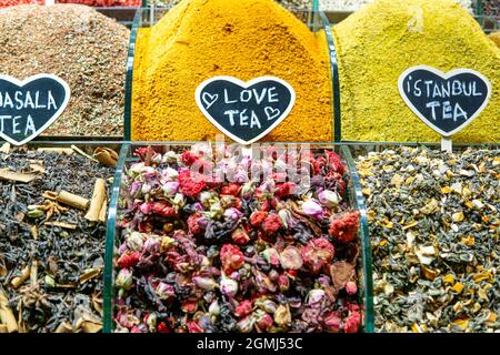 Bancone con tè assortiti e spezie nel mercato turco Foto Stock