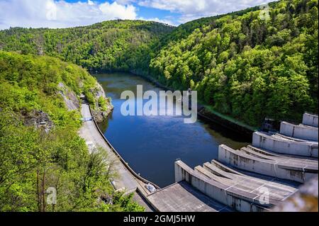 Diga d'acqua Slapy, vista dalla diga al fiume Moldava e legno verde sulla collina in primavera, repubblica Ceca. Foto Stock