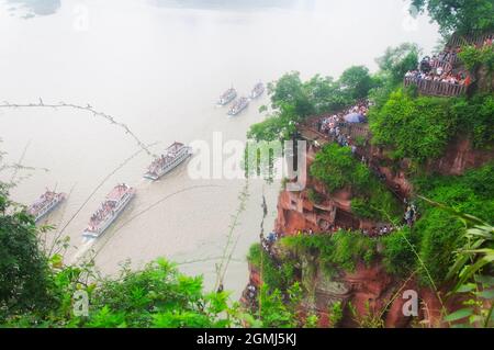 Giugno 24, 2018. Leshan, Cina. Guardando verso il basso le barche turistiche e a piedi i gradini all'interno della grande area panoramica del buddha di leshan in sich Foto Stock
