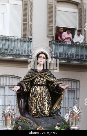 19 settembre 2021: 19 settembre 2021 (Malaga) intorno alle sei del mattino di domenica 19, il Soledad de San Pablo lasciò la chiesa di San Pablo alla Cattedrale su semplici passaggi pedonali con capacità per una dozzina di portieri. Il suo trasferimento è il motivo della mostra che verrà inaugurata nella Chiesa della Santa Cattedrale di Malaga per il centenario della sua creazione (Credit Image: © Lorenzo Carnero/ZUMA Press Wire) Foto Stock