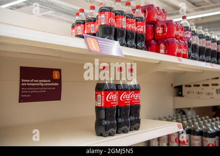 Taplow, Regno Unito. 19 Settembre 2021. Bevande in scatola. Sainsbury's Supermarket aveva una buona scorta di cibo nel loro negozio oggi. Alcune linee sono ancora influenzate da problemi della catena di approvvigionamento, tra cui acqua in bottiglia e bevande gassate come la Coca-Cola a causa di una carenza di anidride carbonica e alluminio. Credit: Maureen McLean/Alamy Live News Foto Stock