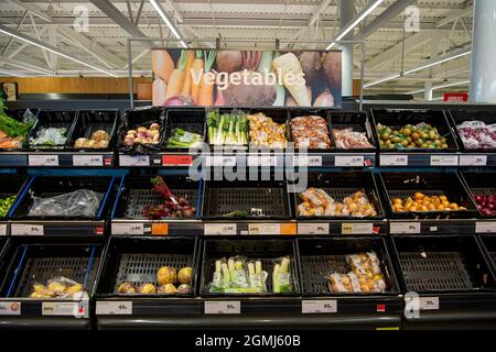 Taplow, Regno Unito. 19 Settembre 2021. L'isola vegetale. Sainsbury's Supermarket aveva una buona scorta di cibo nel loro negozio oggi. Alcune linee sono ancora influenzate da problemi della catena di approvvigionamento, tra cui acqua in bottiglia e bevande gassate come la cola a causa di una carenza di anidride carbonica. Credit: Maureen McLean/Alamy Live News Foto Stock