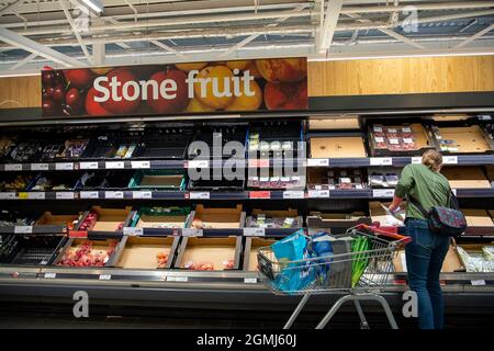 Taplow, Regno Unito. 19 Settembre 2021. L'isola di frutta. Sainsbury's Supermarket aveva una buona scorta di cibo nel loro negozio oggi. Alcune linee sono ancora influenzate da problemi della catena di approvvigionamento, tra cui acqua in bottiglia e bevande gassate come la cola a causa di una carenza di anidride carbonica. Credit: Maureen McLean/Alamy Live News Foto Stock