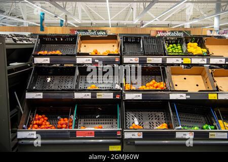 Taplow, Regno Unito. 19 Settembre 2021. L'isola di frutta. Sainsbury's Supermarket aveva una buona scorta di cibo nel loro negozio oggi. Alcune linee sono ancora influenzate da problemi della catena di approvvigionamento, tra cui acqua in bottiglia e bevande gassate come la cola a causa di una carenza di anidride carbonica. Credit: Maureen McLean/Alamy Live News Foto Stock