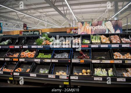 Taplow, Regno Unito. 19 Settembre 2021. L'isola vegetale. Sainsbury's Supermarket aveva una buona scorta di cibo nel loro negozio oggi. Alcune linee sono ancora influenzate da problemi della catena di approvvigionamento, tra cui acqua in bottiglia e bevande gassate come la cola a causa di una carenza di anidride carbonica. Credit: Maureen McLean/Alamy Live News Foto Stock