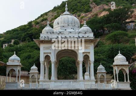 Vista incredibile dei terreni commemorativi di Maharaja Sawai Mansingh II e la famiglia costruita di marmo. Gatore Ki Chhatriyan, Jaipur, Rajasthan, India. Foto Stock