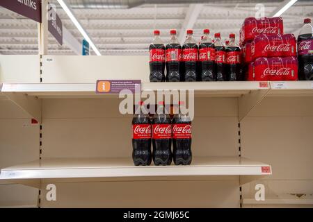 Taplow, Regno Unito. 19 Settembre 2021. Bevande in scatola. Sainsbury's Supermarket aveva una buona scorta di cibo nel loro negozio oggi. Alcune linee sono ancora influenzate da problemi della catena di approvvigionamento, tra cui acqua in bottiglia e bevande gassate come la Coca-Cola a causa di una carenza di anidride carbonica e alluminio. Credit: Maureen McLean/Alamy Live News Foto Stock