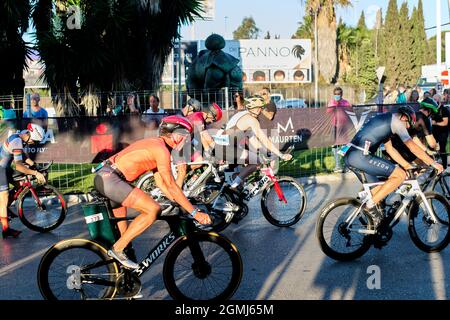 Marbella, Malaga 19 settembre 2021, Marbella Ironman 70.3 piloti in bici Foto Stock