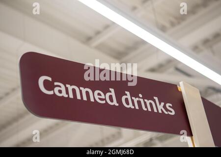 Taplow, Regno Unito. 19 Settembre 2021. Bevande in scatola. Sainsbury's Supermarket aveva una buona scorta di cibo nel loro negozio oggi. Alcune linee sono ancora influenzate da problemi della catena di approvvigionamento, tra cui acqua in bottiglia e bevande gassate come la Coca-Cola a causa di una carenza di anidride carbonica e alluminio. Credit: Maureen McLean/Alamy Live News Foto Stock