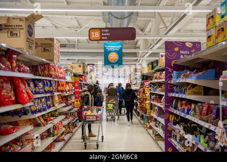 Taplow, Regno Unito. 19 Settembre 2021. Scorte di croccanti e noci. Sainsbury's Supermarket aveva una buona scorta di cibo nel loro negozio oggi. Alcune linee sono ancora influenzate da problemi della catena di approvvigionamento, tra cui acqua in bottiglia e bevande gassate come la cola a causa di una carenza di anidride carbonica. Credit: Maureen McLean/Alamy Live News Foto Stock