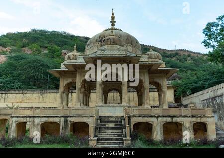 Vista incredibile dei terreni commemorativi di Maharaja Sawai Mansingh II e la famiglia costruita di marmo. Gatore Ki Chhatriyan, Jaipur, Rajasthan, India. Foto Stock