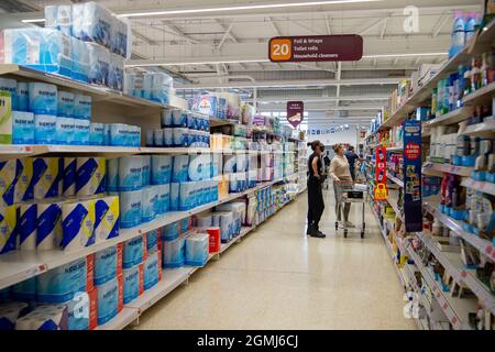 Taplow, Regno Unito. 19 Settembre 2021. Scorte di rotoli di carta igienica. Sainsbury's Supermarket aveva una buona scorta di cibo nel loro negozio oggi. Alcune linee sono ancora influenzate da problemi della catena di approvvigionamento, tra cui acqua in bottiglia e bevande gassate come la cola a causa di una carenza di anidride carbonica. Credit: Maureen McLean/Alamy Live News Foto Stock