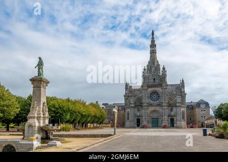 Vista esterna della basilica di Sainte-Anne-d'Auray, santuario e luogo di pellegrinaggio situato a Sainte-Anne-d'Auray nel dipartimento di Morbihan, Francia Foto Stock