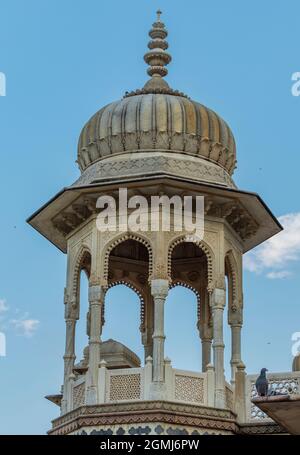 Vista incredibile dei terreni commemorativi di Maharaja Sawai Mansingh II e la famiglia costruita di marmo. Gatore Ki Chhatriyan, Jaipur, Rajasthan, India. Foto Stock