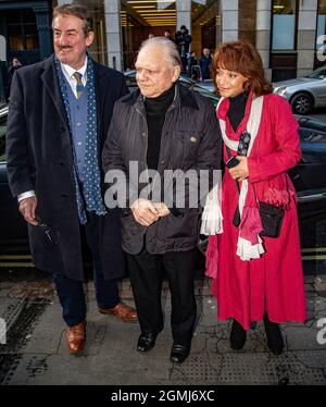 PIC mostra: Sir David Jason arriva con John Challis e sue Holderness - che giocano a Boycie e Marlene nello spettacolo funerale di Roger Lloyd-Pack - 'Trig Foto Stock