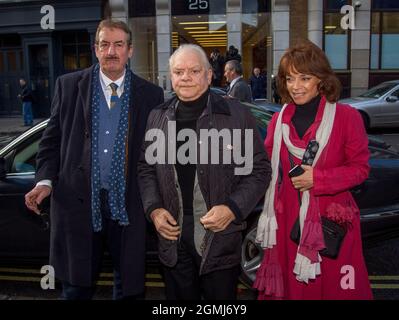 PIC mostra: Sir David Jason arriva con John Challis e sue Holderness - che giocano a Boycie e Marlene nello spettacolo funerale di Roger Lloyd-Pack - 'Trig Foto Stock