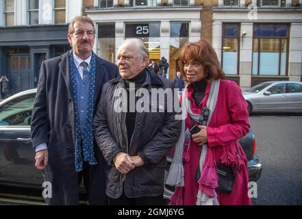 PIC mostra: Sir David Jason arriva con John Challis e sue Holderness - che giocano a Boycie e Marlene nello spettacolo funerale di Roger Lloyd-Pack - 'Trig Foto Stock