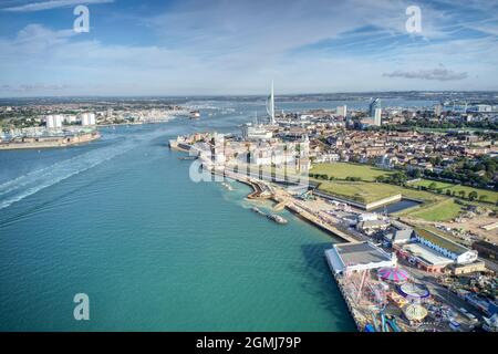 Antenna dell'entrata al Porto di Portsmouth la base principale per la Marina reale, anche la Spinnaker Tower è in vista e Gosport. Foto Stock