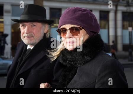 Spettacoli PIC: Twiggy con il marito Leigh Lawson funerale di Roger Lloyd-Pack - 'Trigger' da soli Fools e cavalli. I cordoglio che arrivano al servizio all'indirizzo Foto Stock