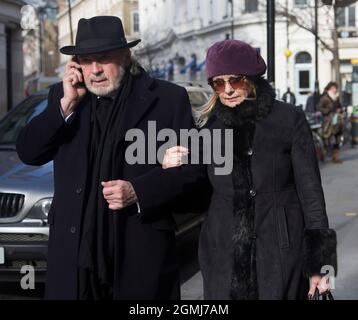 Spettacoli PIC: Twiggy con il marito Leigh Lawson funerale di Roger Lloyd-Pack - 'Trigger' da soli Fools e cavalli. I cordoglio che arrivano al servizio all'indirizzo Foto Stock